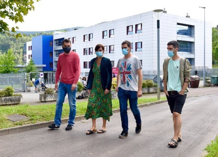 Jasone Agirre, ezkerretik bigarrena, Basauriko erresidentziaren parean. (EH BILDU)