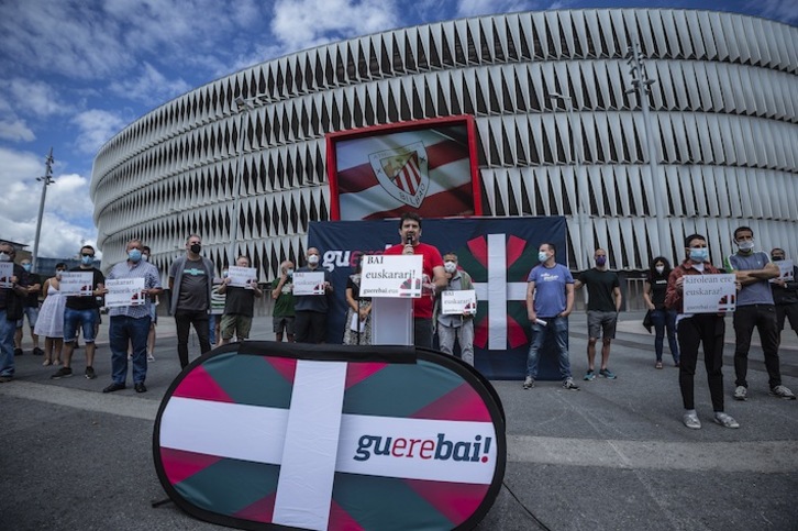 Agerraldia eguerdian egin dute San Mames parean (Aritz LOIOLA / FOKU)