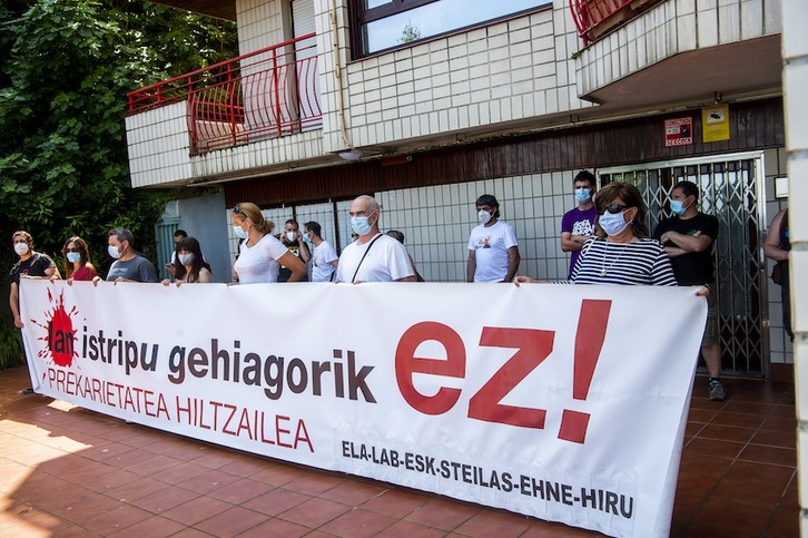 En Bermeo, el pasado 24 de junio, se llevó a cabo una concentración por la muerte de un arrantzale en el Índico. (Luis JAUREGIALTZO | FOKU)