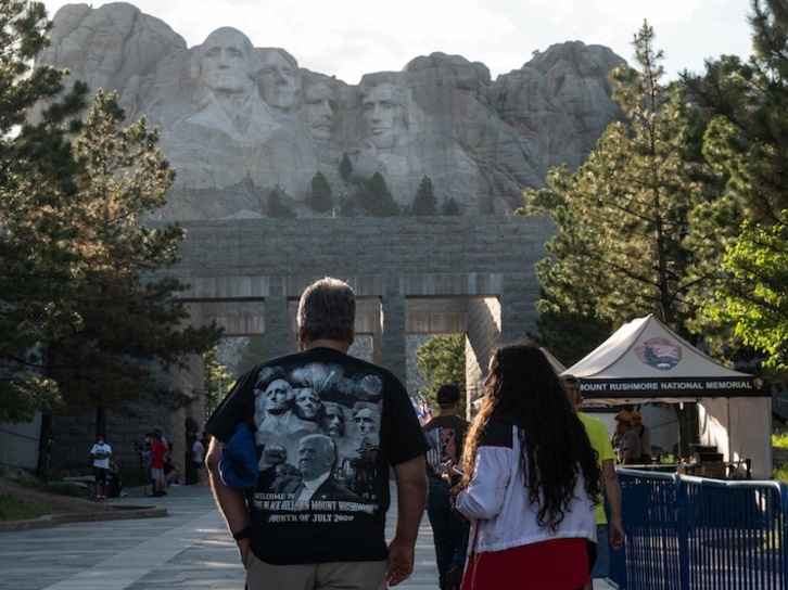 Varios turistas visitan el Monte Rushmore a la que acudirá Donald Trump este viernes. (Andrew CABALLERO-REYNOLDS / AFP)