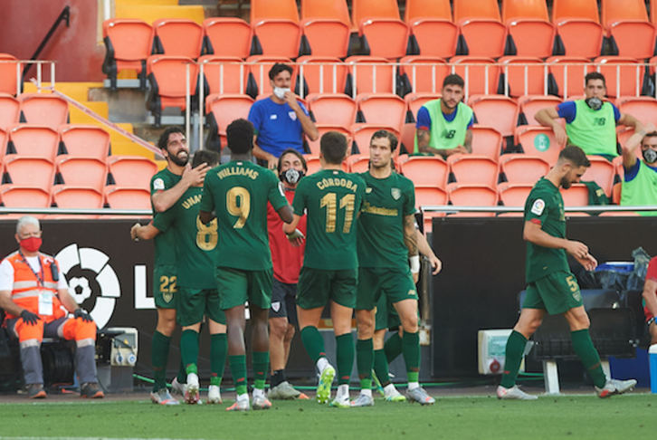 La victoria en Mestalla ha reforzado al Athletic en la lucha por los puestos europeos. (LOF)