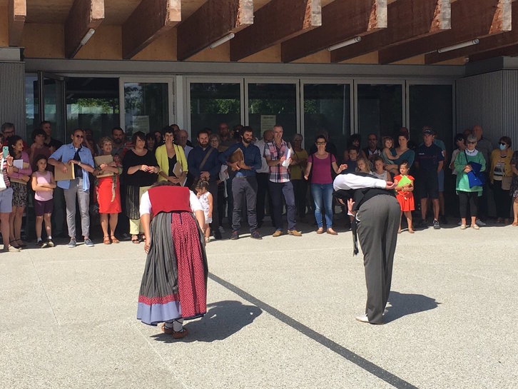 Dantzari bik ohorezko aurresku eskaini diote auzapez berriari Ziburun. (@a_lopepe)