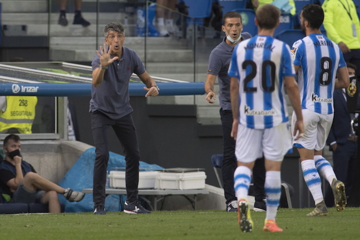 Imanol da instrucciones a sus jugadores en el partido contra el Espanyol. (Juan Carlos RUIZ/FOKU)