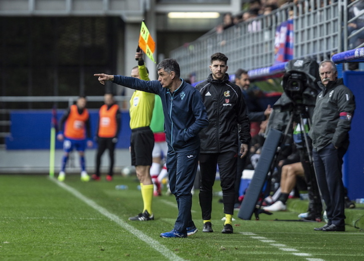 Mendilibar dirige a sus futbolistas en Ipurua. (Aritz LOIOLA/FOKU)