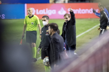Arrasate da órdenes a sus jusgadores frente al Atlético. (Iñigo URIZ/FOKU)