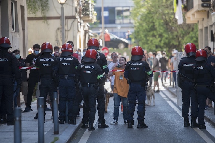 La Ertzaintza realizó un amplio despliegue el viernes en el barrio donostiarra de Loiola. (Juan Carlos RUIZ | FOKU)