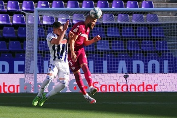 Laguardiak baloia aldentzen du Miguel De la Fuente aurrelariaren presiopean. (LA OTRA FOTO)