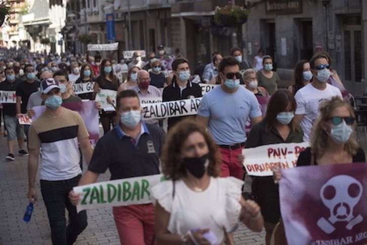 Manifestantes en las calles de Eibar. (Juan Carlos RUIZ / FOKU) 