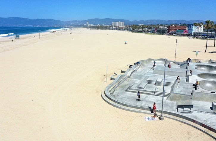 Venice Beach, una de las playas de California que está cerrada por la pandemia del coronavirus. (Mario TAMA | AFP)