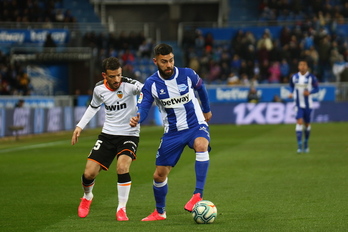 Duarte es presionado por un jugador del Valencia. (Endika PORTILLO/FOKU)