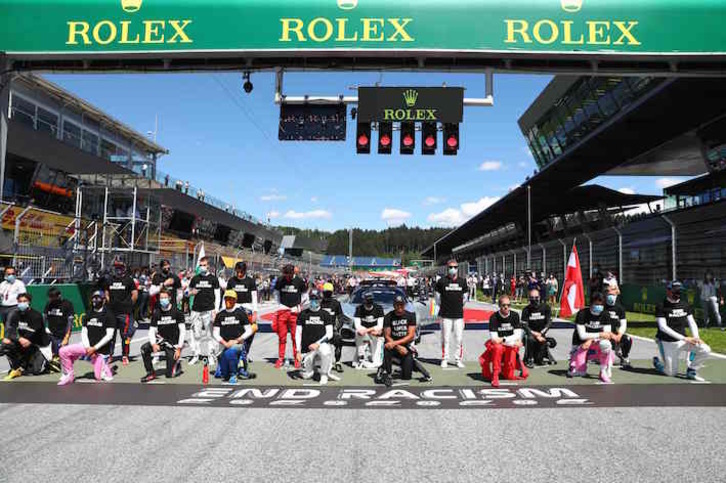 Los pilotos de F1 se arrodillan en contra del racismo en el GP de Austria. (Dan ISTITENE(AFP)