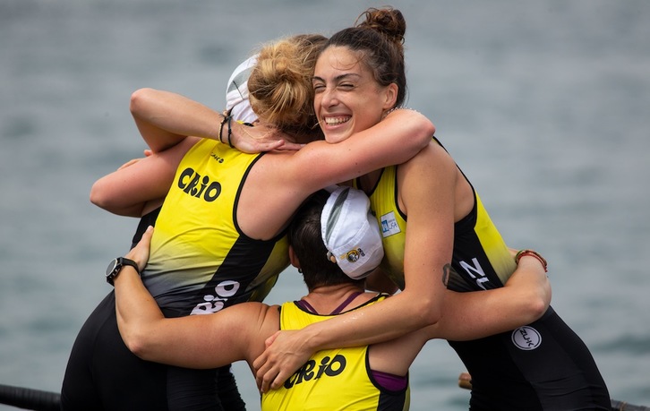 Orioko emakumeen taldeko arraunlariak, Coruñan erdietsitako garaipena ospatzen. (EUSKOTREN LIGA)