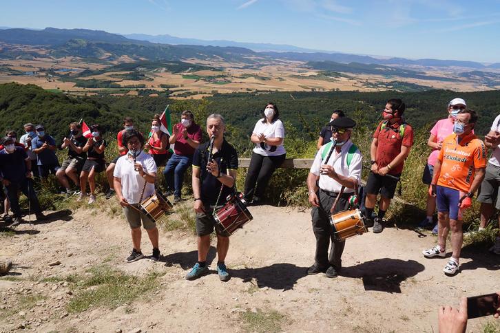 Urkullu, tocando el txistu en la cima del Zaldiaran. (EAJ)