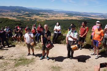 Urkullu, tocando el Txistu en la cima del Zaldiaran. (EAJ)
