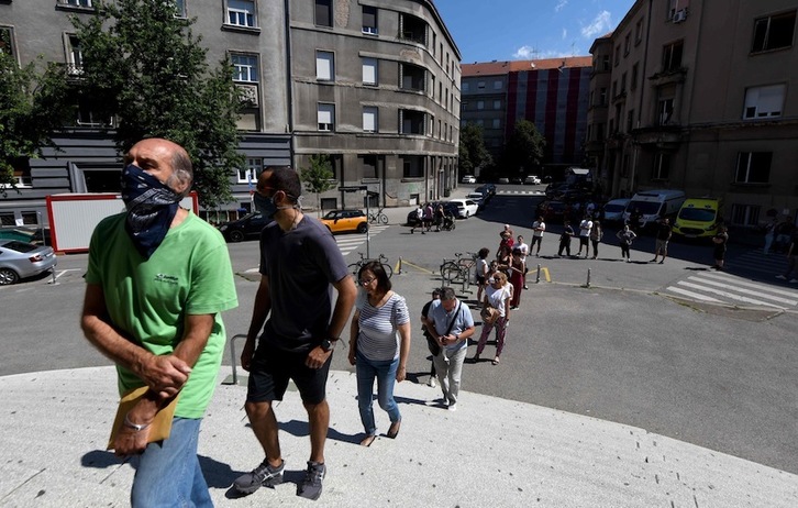 Cola de electores ante un colegio de Zagreb, la capital croata. (Denis LOVROVIC | AFP)