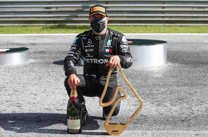 Bottas celebra su triunfo con mascarilla. (Mark THOMPSON/AFP)