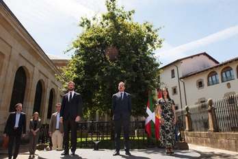Iturgaiz, Casado y Arrimadas a los pies del roble de Gernika. (@PPmasCs)
