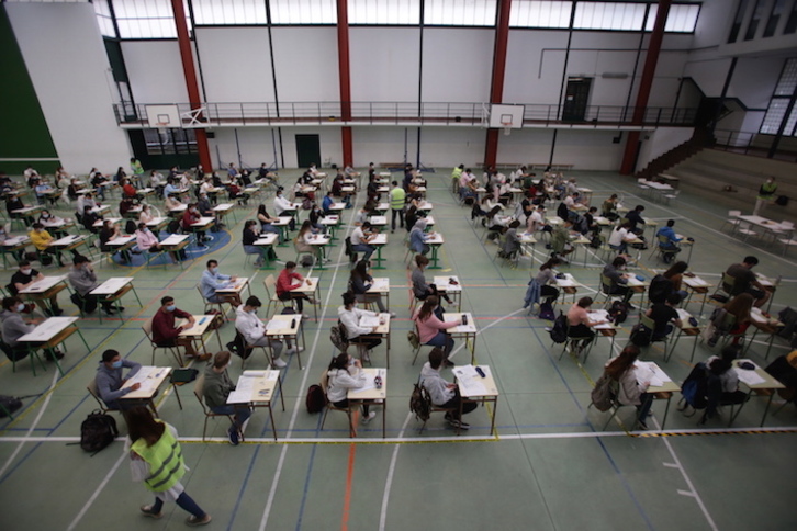 Ikasle talde bat Gasteizen, unibertsitatera sartzeko proba egiten. (Endika PORTILLO/FOKU)