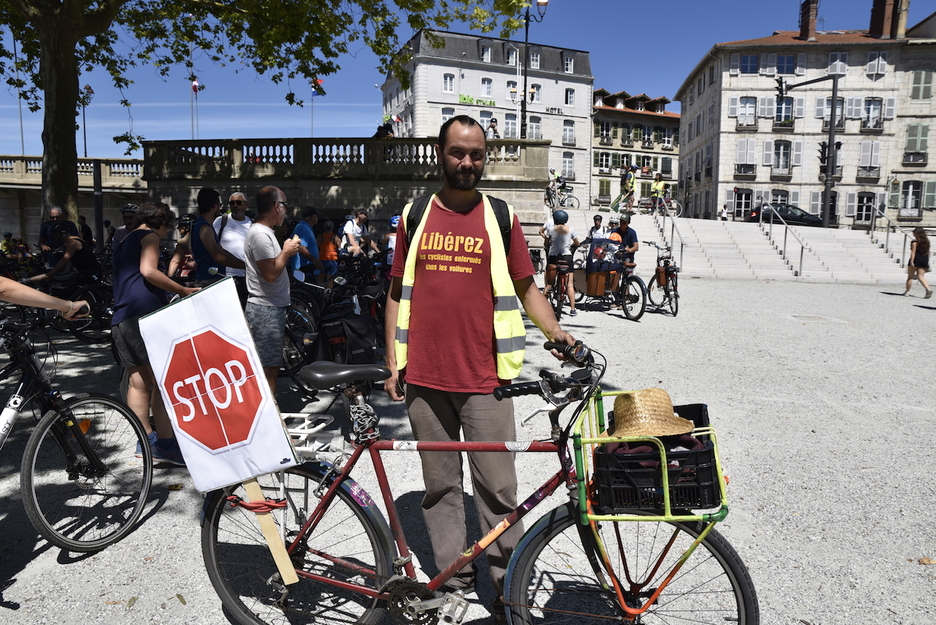 Stop au tout voiture au quotidien ! Un des messages portés par les utilisateurs de la petite reine. © François BERLAND 