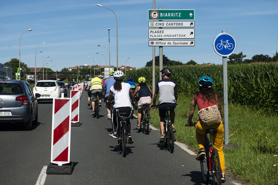 Avant dimanche, le boulevard du BAB était interdit à la circulation des cyclistes. Désormais, par endroit, une voie de circulation a été entièrement réquisitionnée pour les cyclistes. © Bizi!