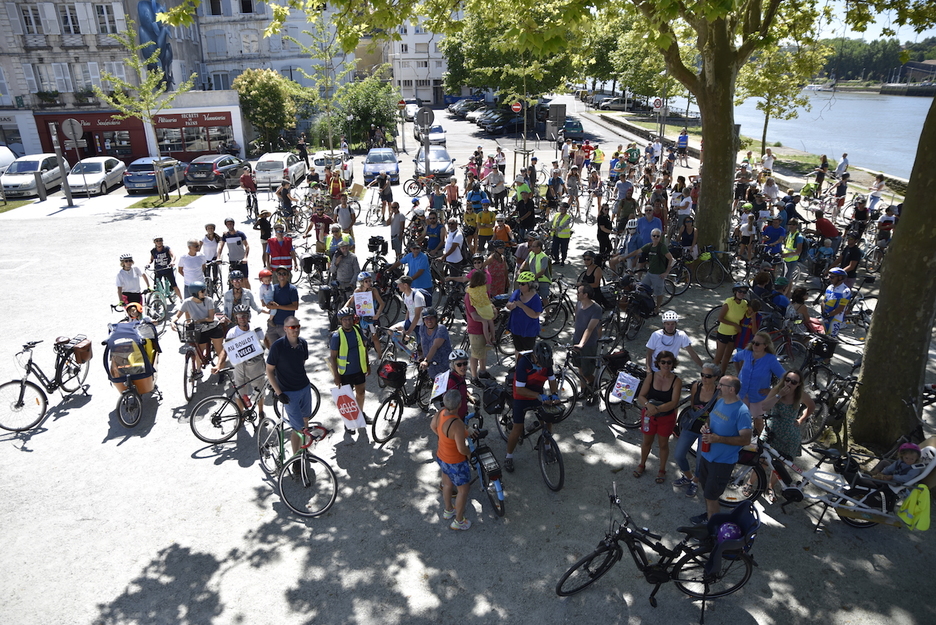 Une centaine de cyclistes ont pris le départ du quai de l’Amiral Bergeret dans la quartier Saint-Esprit à Bayonne. © François BERLAND