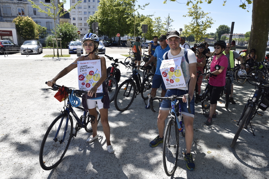 Quatre groupes de cyclistes ont été formés pour l’inauguration des pistes cyclables provisoires sur les boulevards du BAB et de la RD810. © François BERLAND