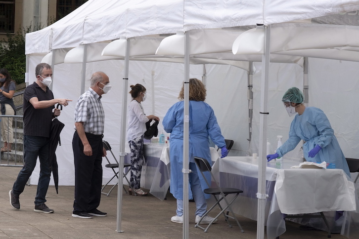 Carpas instaladas en Ordizia para hacer pruebas PCR. (Jon URBE/FOKU)
