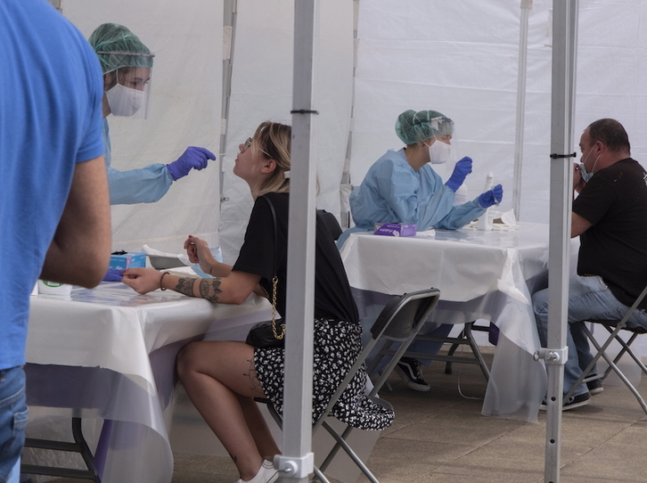 Personal sanitario practica pruebas PCR a vecinos y vecinas de Ordizia. (Jon URBE/FOKU)