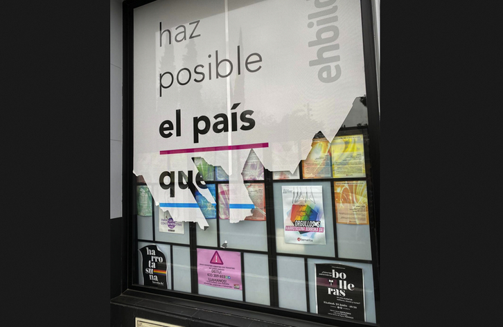 Sede de Alternatiba de Gasteiz que ha aparecido con los carteles de propaganda rotos. (NAIZ)
