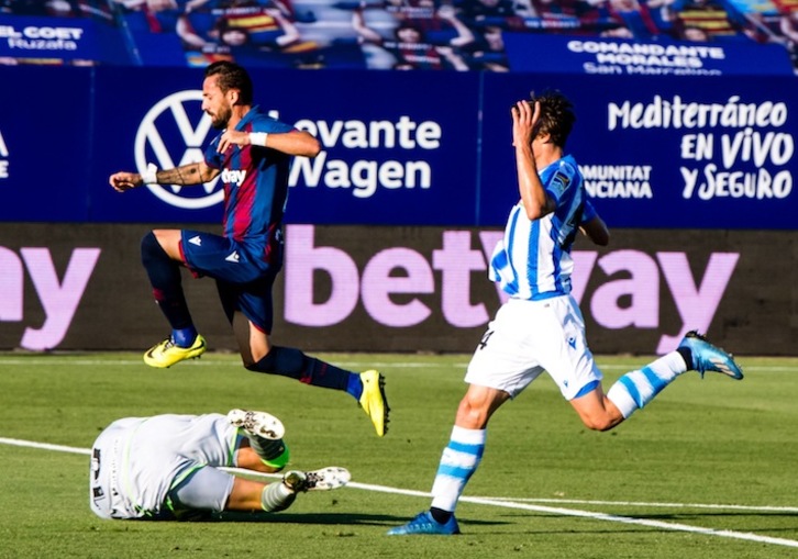 Moyá detiene el balón ante Morales y Le Normand. (LEVANTE)