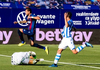 Moyá detiene el balón ante Morales y Le Normand. (LEVANTE)