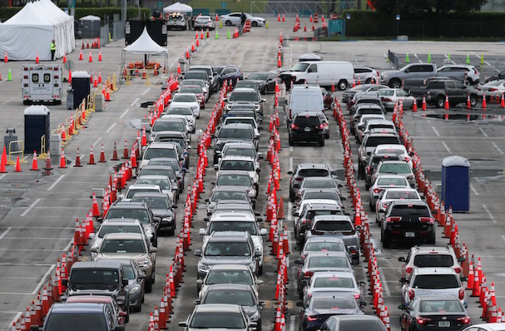 Colas de coches en Florida para hacerse la prueba del coronavirus. (JOE RAEDLE / AFP)