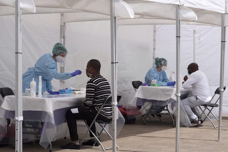 Erizainak PCR proba egiten bi pertsonari. (Jon URBE/FOKU)