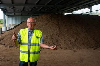 Daniel Arribere, vice-président du syndicat Bil Ta Garbi, vante les propriétés de son compost "Luritzuli, surtout utilisé sur les cultures de maïs © Guillaume Fauveau
