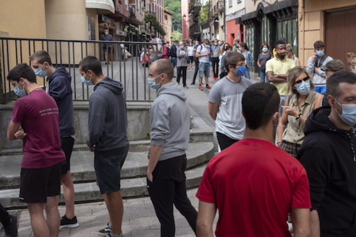 Cientos de personas se realizaron ayer la prueba PCR en Ordizia. (Jon URBE/FOKU)