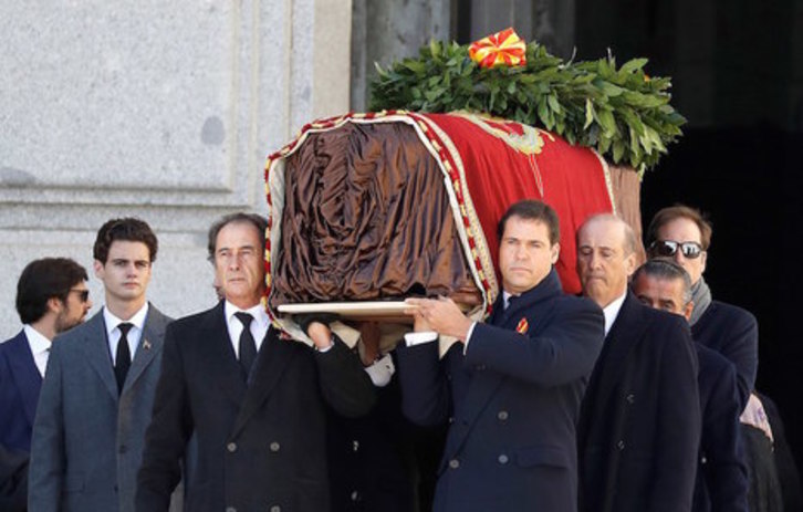 El féretro con los restos del dictador Franco, transportado por sus nietos. (POOL/EFE).
