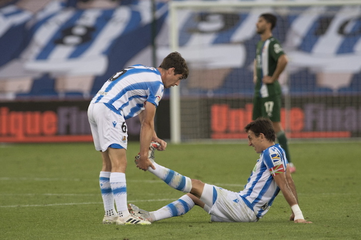 Aritz ayuda a Oyarzabal ante el Espanyol tras sufrir un calambre. (Juan Carlos RUIZ/FOKU)