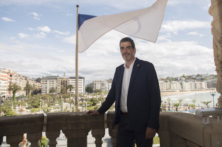 El alcalde de Donostia, Eneko Goia, junto con la bandera de la ciudad. (Juan Carlos RUIZ/FOKU)