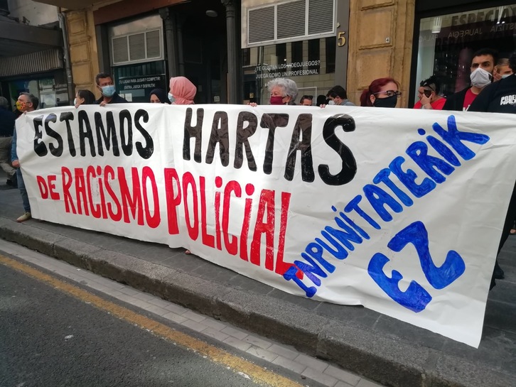 Concentración en solidaridad con la familia golpeada por ertzainas.