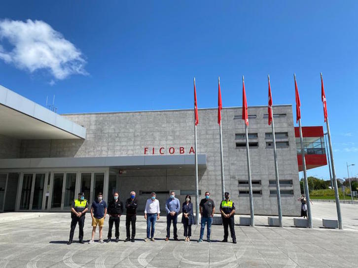 Representantes de la Vuelta y delegados del Ayuntamiento de Irun en Ficoba. (LA VUELTA)