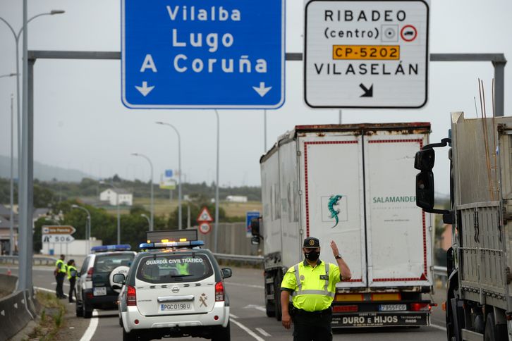 Controles para impedir el paso a la comarca de A Mariña. (Miguel RIOPA/AFP)