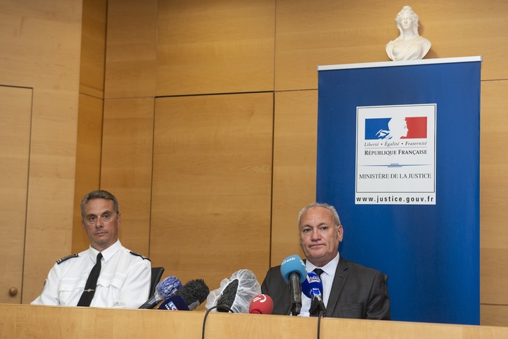 Rueda de prensa en el Tribunal de Baiona, el fiscal adjunto Marc Mariée a la izquierda. (Guillaume FAUVEAU)