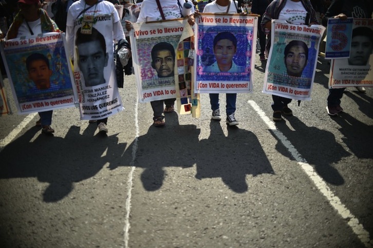 Imagen de la movilización realizada el 26 de setiembre de 2019, quinto aniversario de las desapariciones, en Ciudad de México. (Rodrigo ARANGUA / AFP)