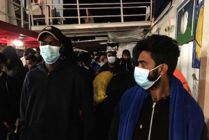 Inmigrantes rescatados mientras cruzaban el Mediterráneo central. (Shahzad ABDUL/AFP)