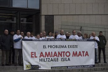 Concentración de la asociación vasca de víctimas del amianto.