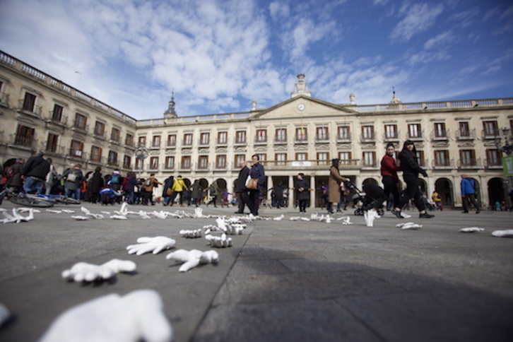 Movilización el pasado 8 de marzo frente al Ayuntamiento de Gasteiz. (Jaizki FONTANEDA/FOKU)