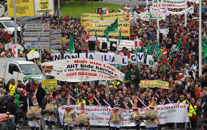 Manifestación contra el TAV en Baiona en 2012. (Bob EDME)