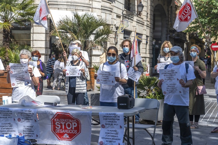 Imagen de una protesta reciente en apoyo de inquilinos de I.V-Azora en Donostia. (Andoni CANELLADA/FOKU)