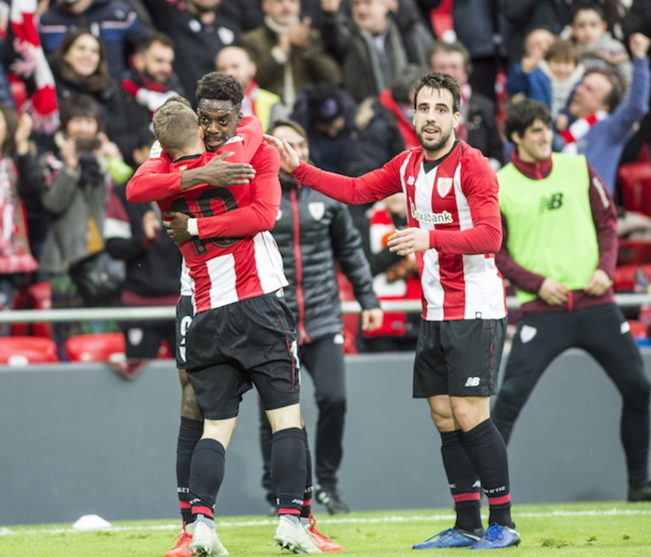 Williams se abraza con Muniain en presencia de Beñat tras el gol marcado la temporada pasada al Sevilla. (Marisol RAMIREZ / FOKU)