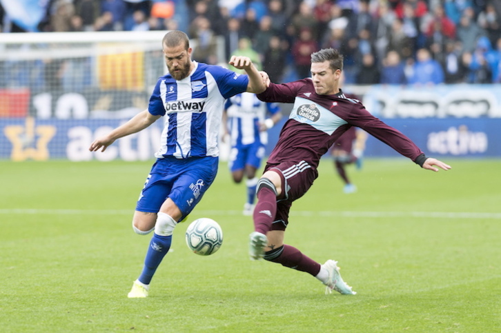 Laguardia pelea un balón con Santi Mina, jugador del Celta. (Juanan RUIZ/FOKU)